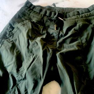 Lululemon army green sz 6 crop pant